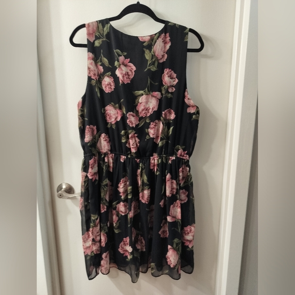 Beautiful Floral Dress - Picture 2 of 3